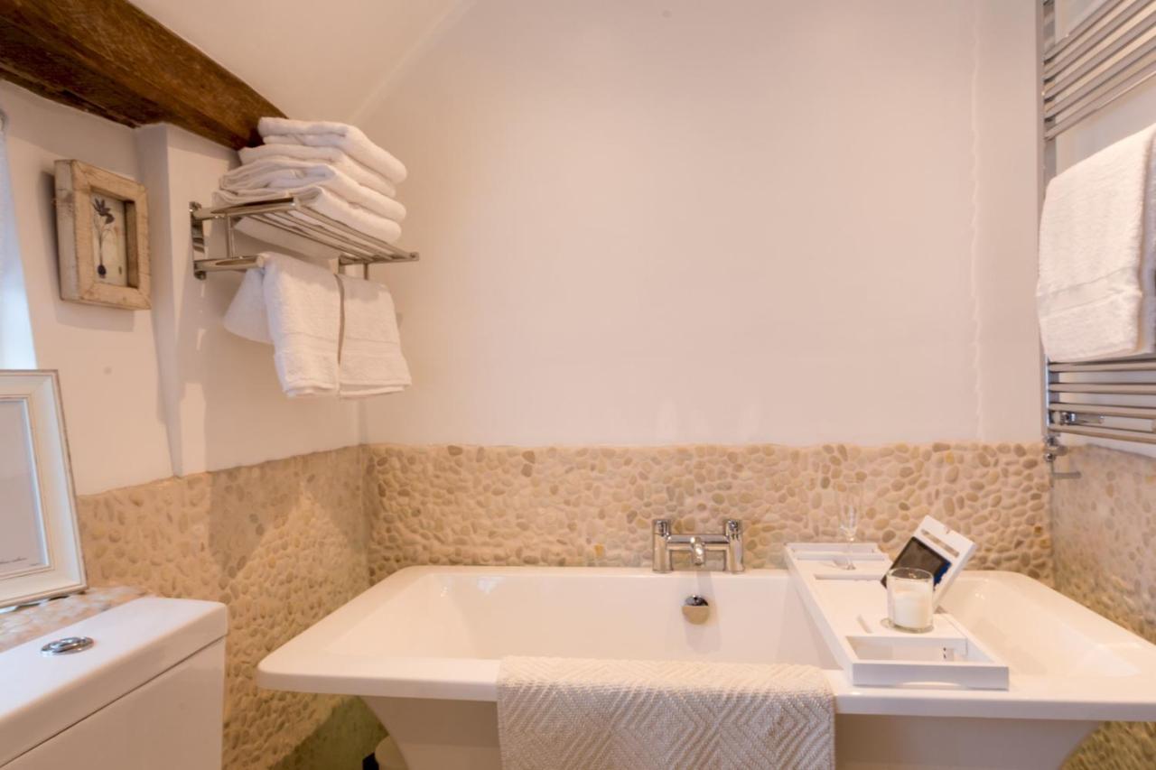 Miller Cottage A Luxury 1550'S Cottage In The Historic Centre Of แซฟฟรอนวอลเดน ภายนอก รูปภาพ